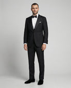 Mann im schwarzen Smoking von vorne abgebildet