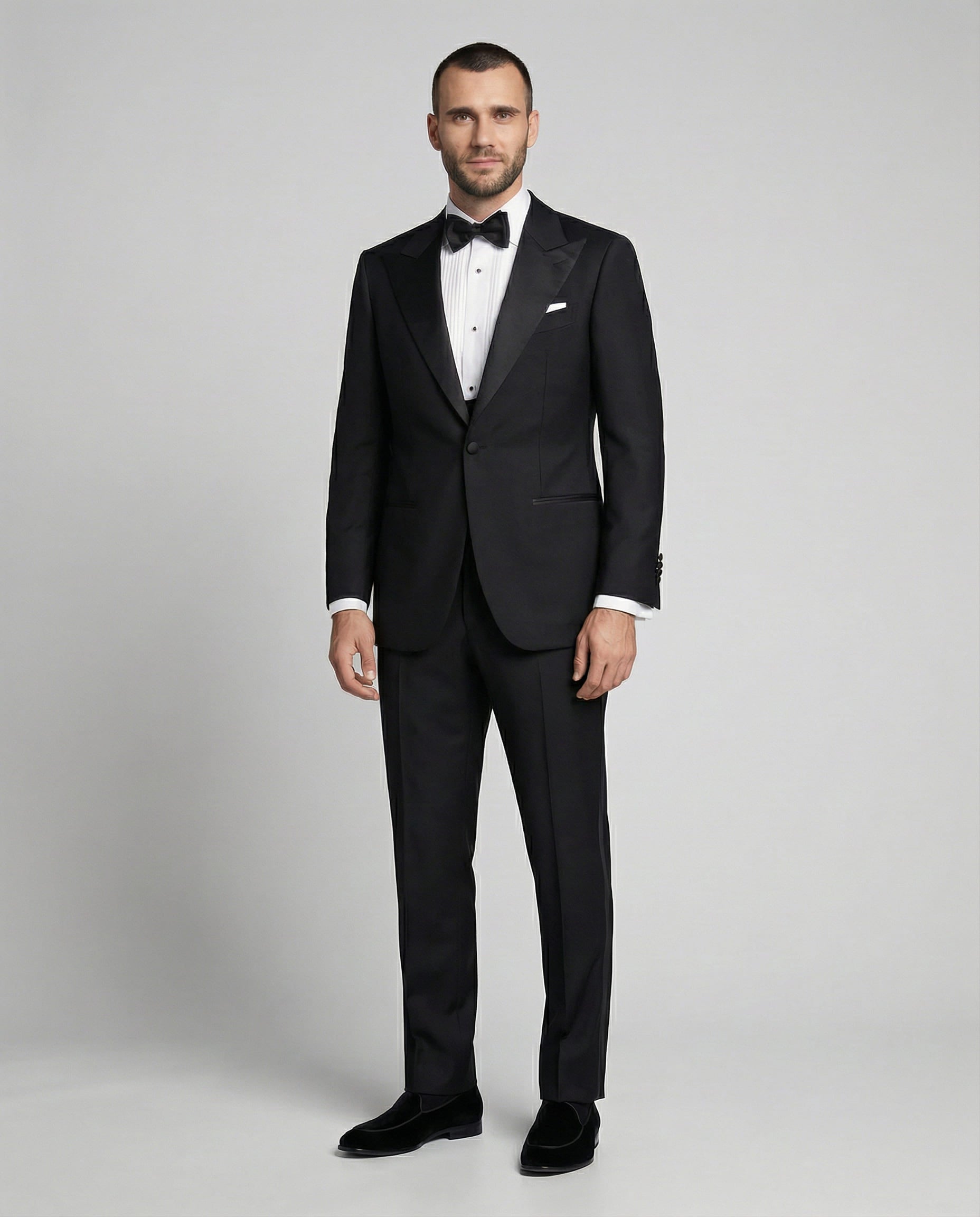 Mann im schwarzen Smoking von vorne abgebildet