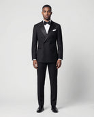 Mann im schwarzen zweireihigen Smoking von vorne gezeigt