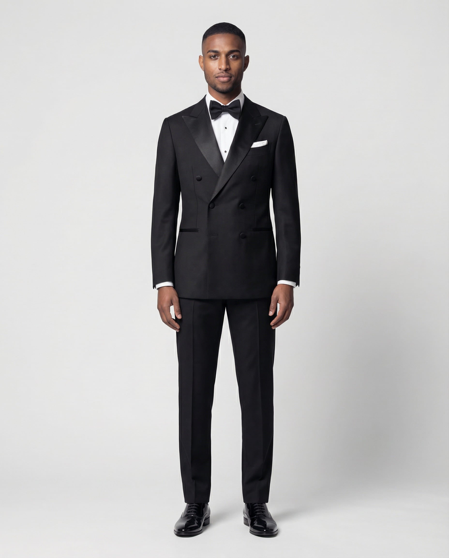 Mann im schwarzen zweireihigen Smoking von vorne gezeigt