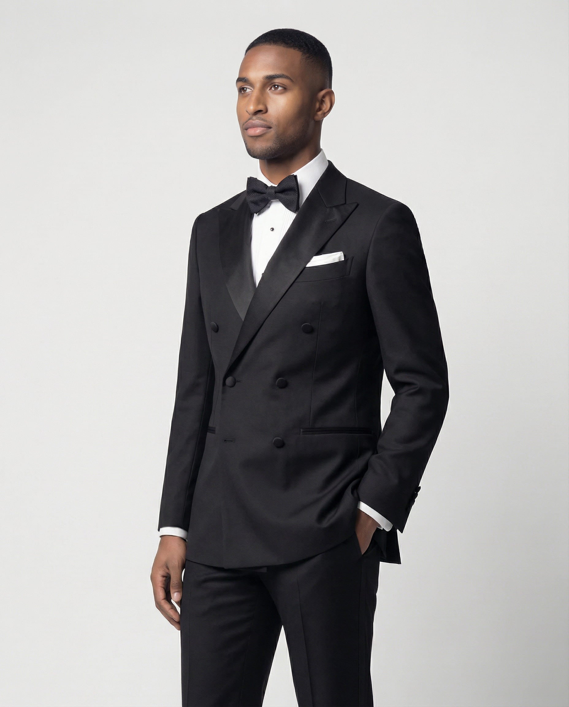 Mann im schwarzen zweireihigen Smoking als Nahaufnahme mit Hand in der Tasche