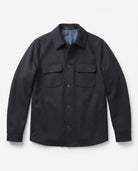 Shacket als Freisteller von vorne liegend