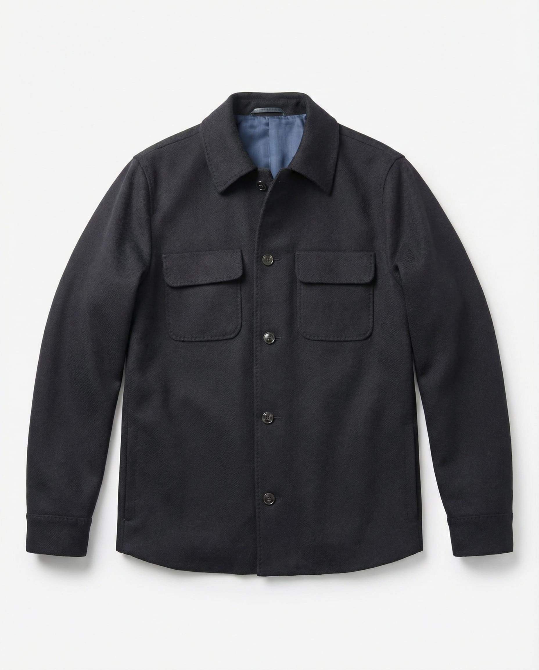 Shacket als Freisteller von vorne liegend