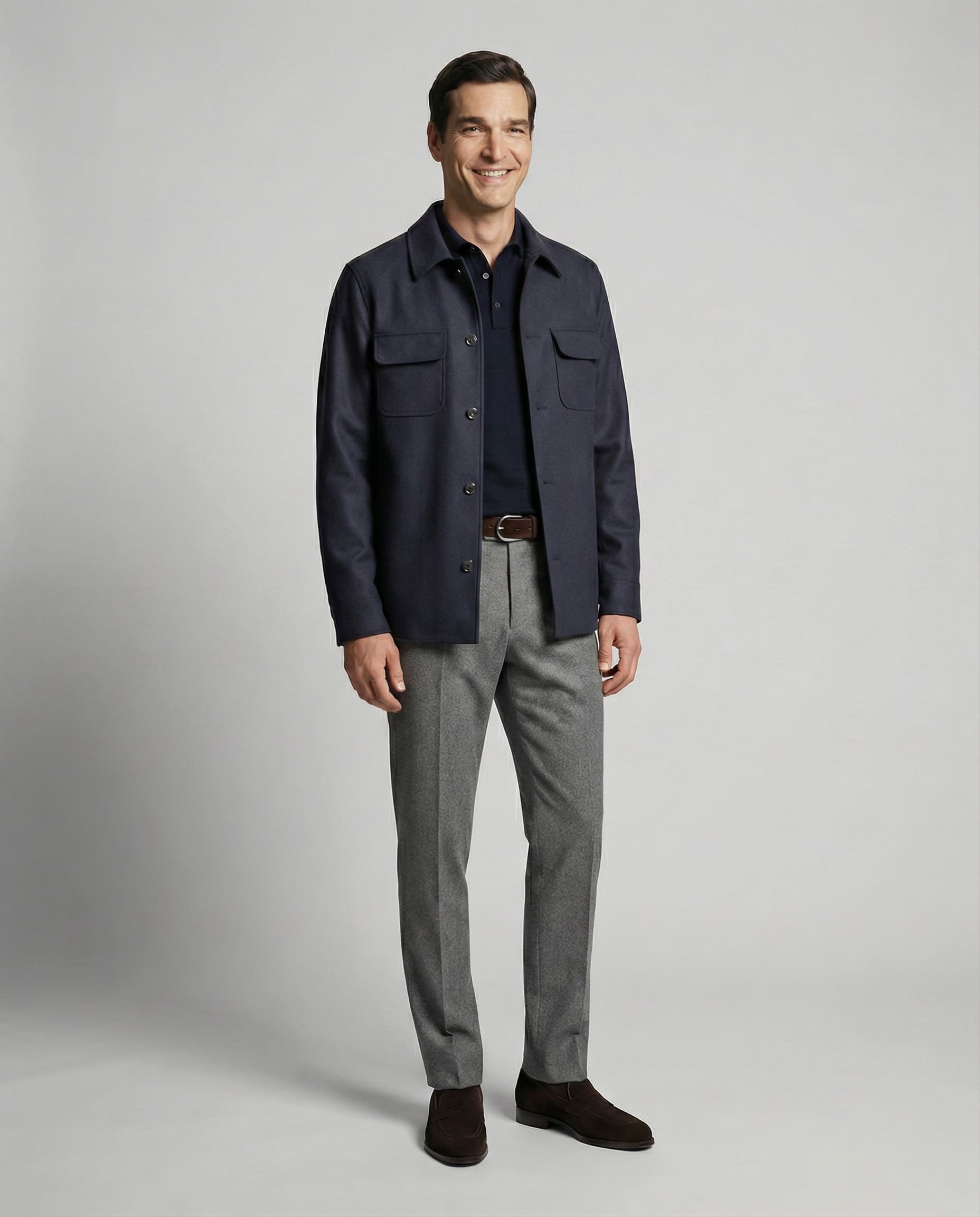 Shacket navy getragen stehen von vorne