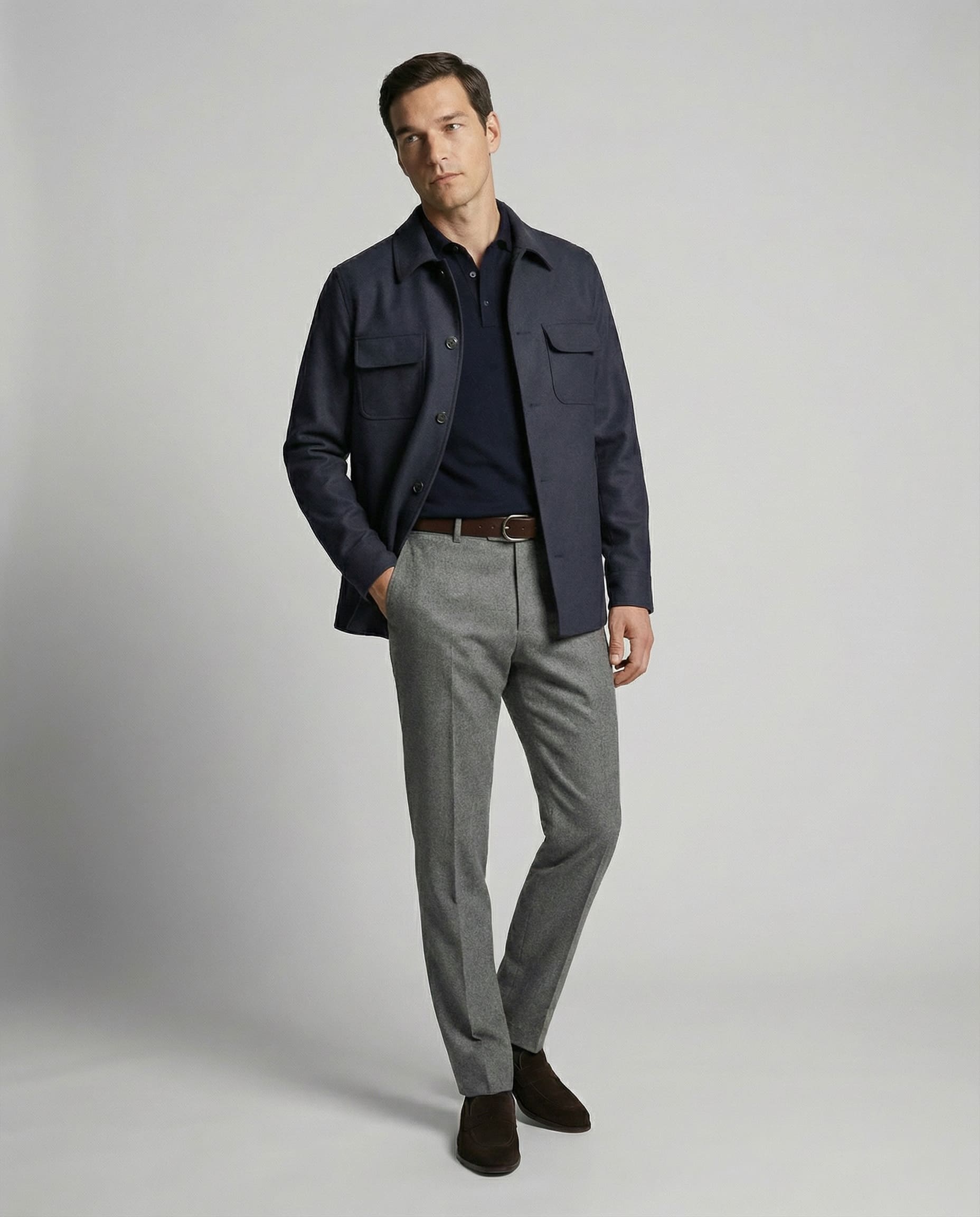 Shacket navy getragen mit Hand in der Tasche