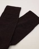 Socken in dunkelbraun glatt Nahaufnahme