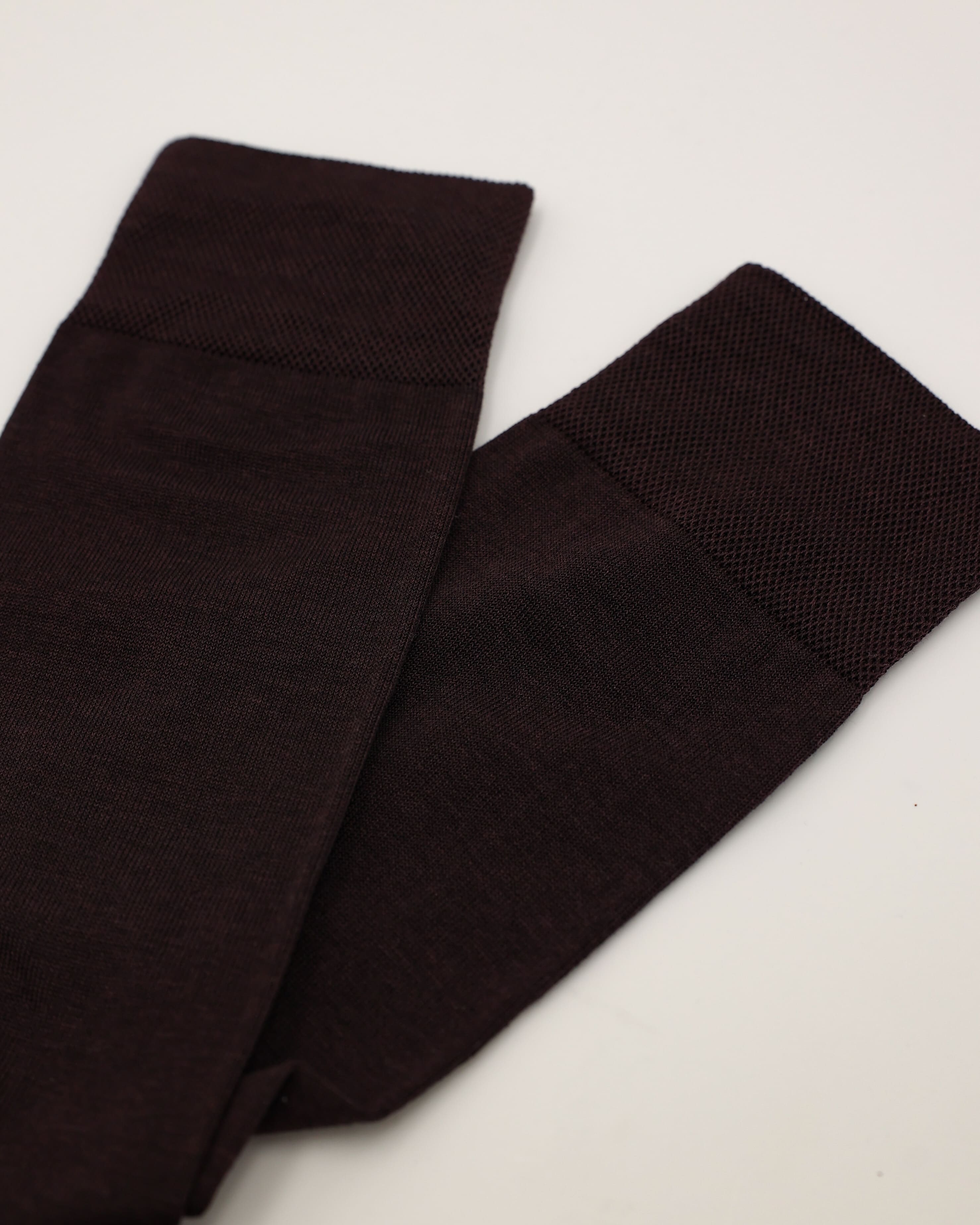 Socken in dunkelbraun glatt Nahaufnahme