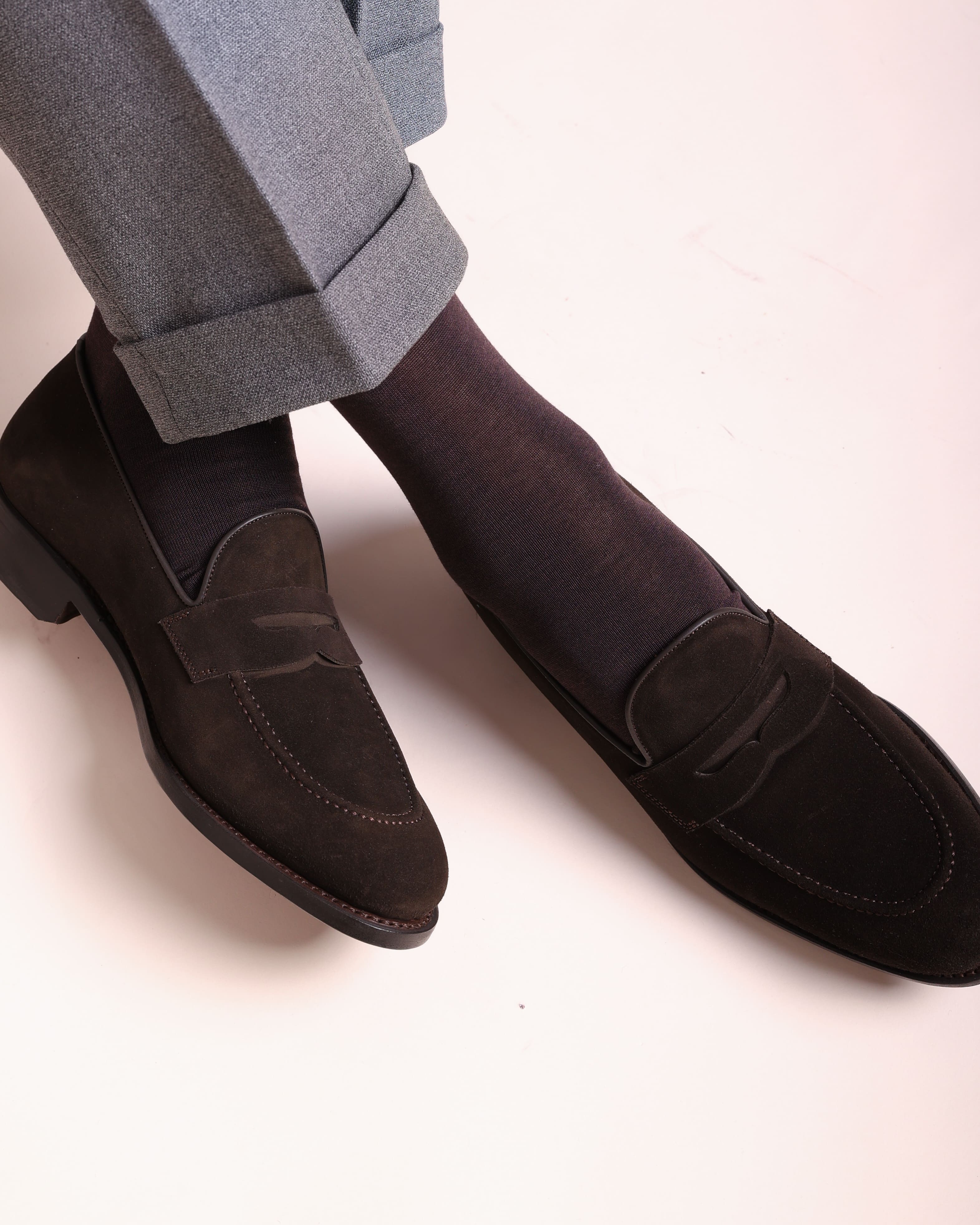 Socken in dunkelbraun glatt getragen