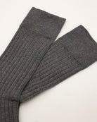 Socken in grau gerippt Nahaufnahme