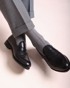 Socken in grau gerippt getragen