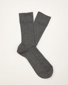 Socken in grau gerippt liegend