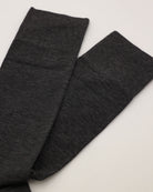 Socken in grau glatt Nahaufnahme