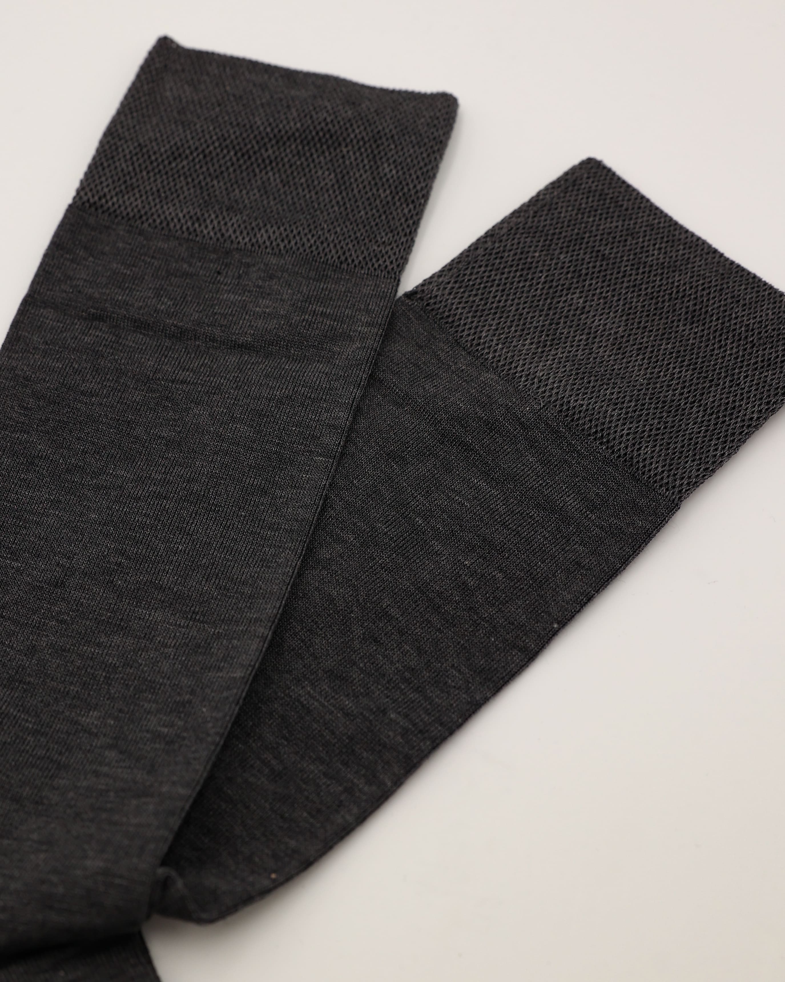 Socken in grau glatt Nahaufnahme