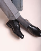 Socken in grau glatt getragen