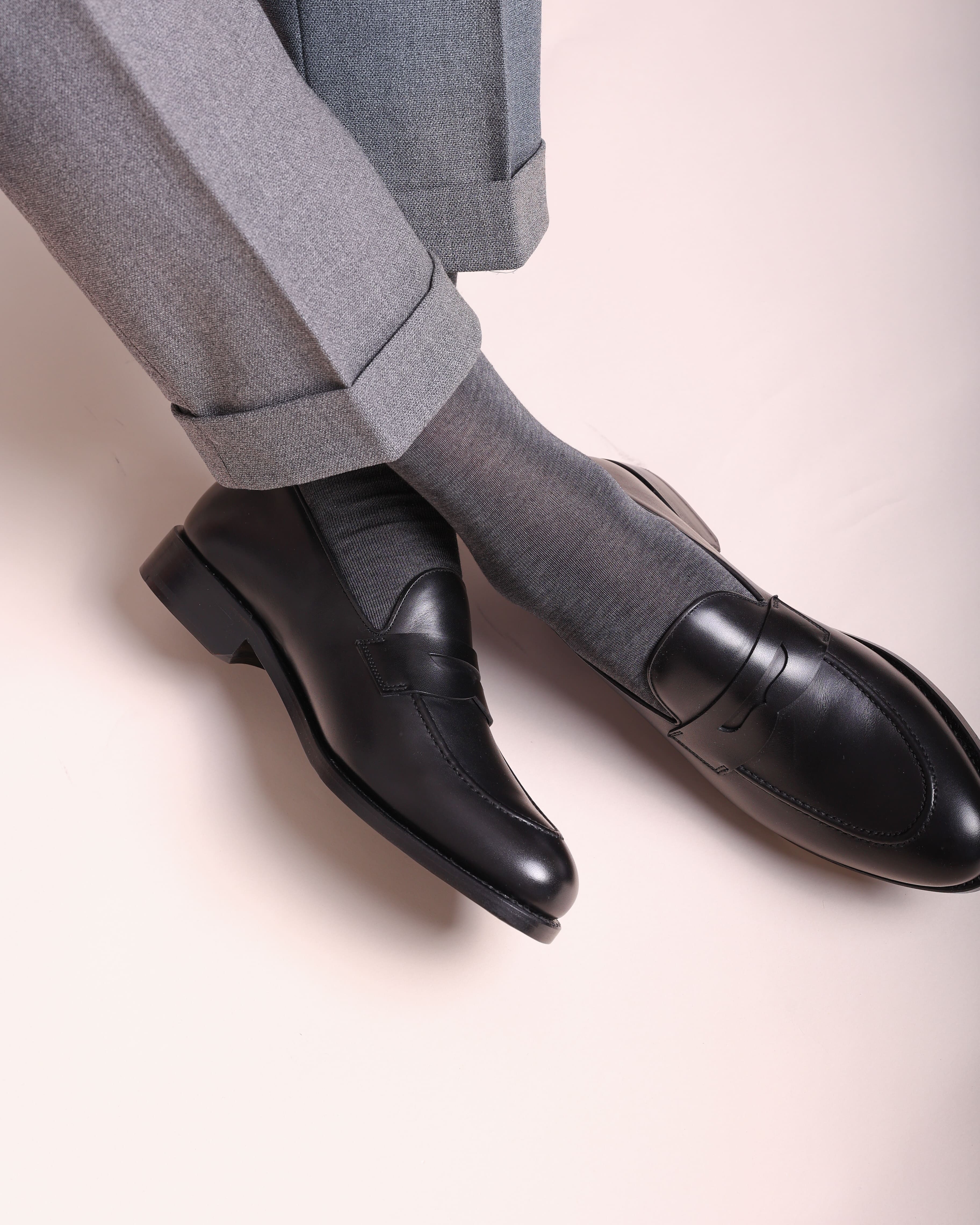 Socken in grau glatt getragen