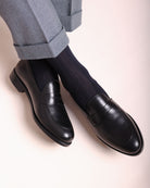 Socken in navy gerippt getragen