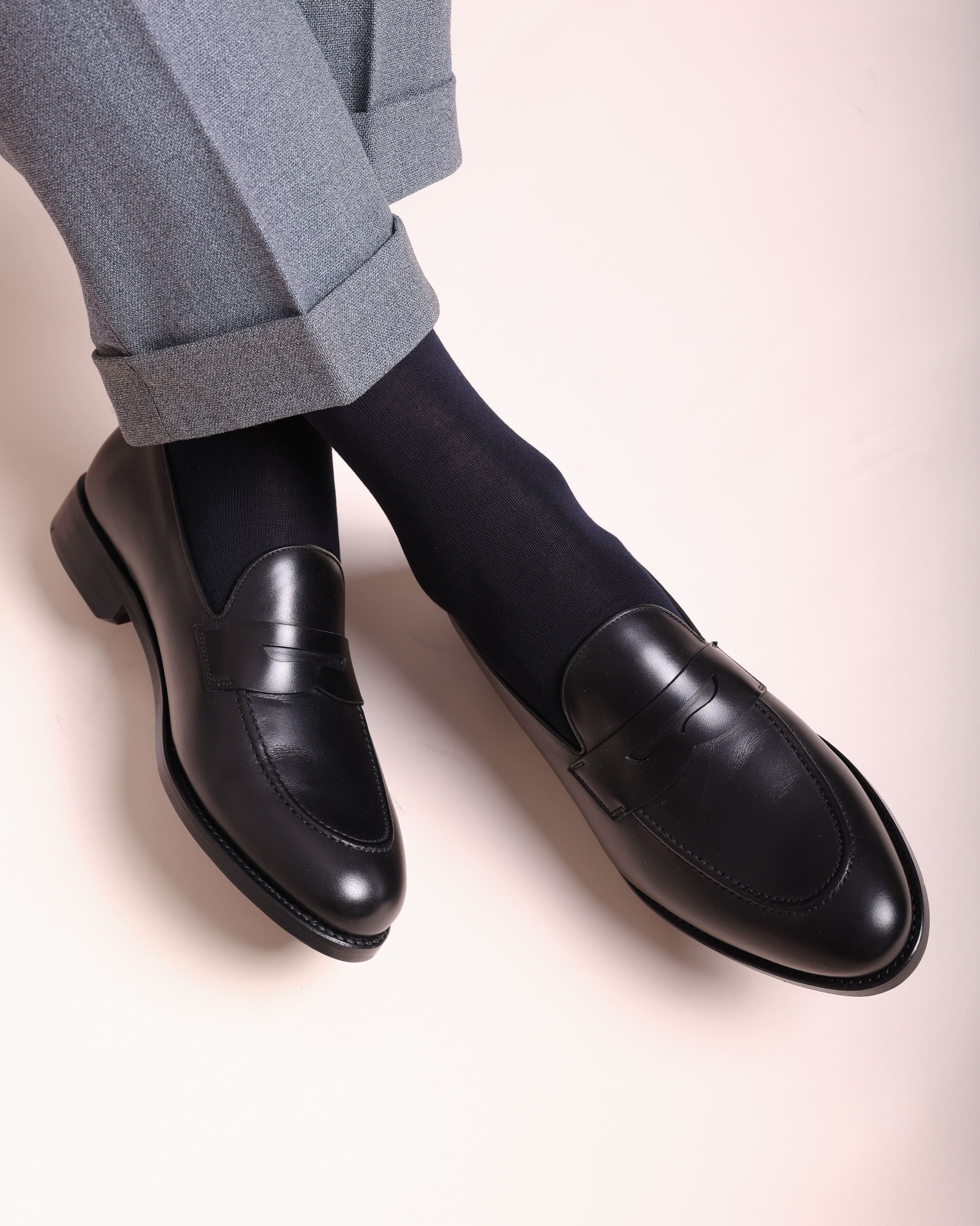 Socken in navy glatt getragen