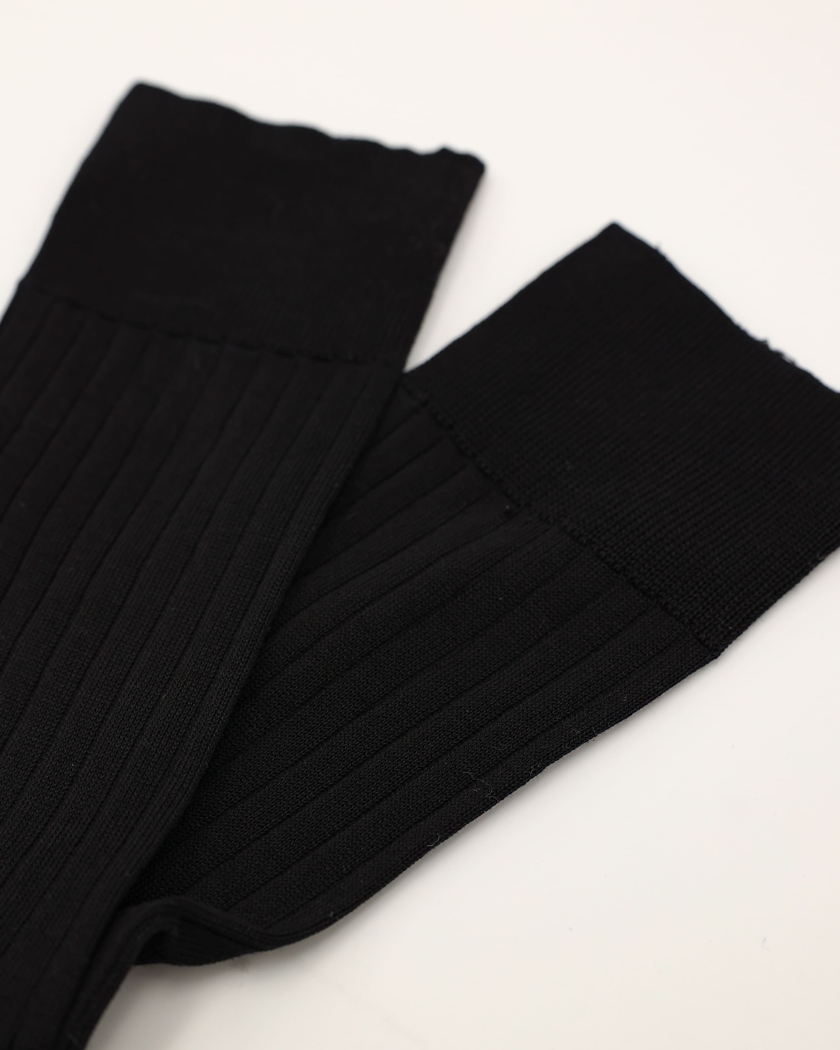 Socken in schwarz gerippt Nahaufnahme