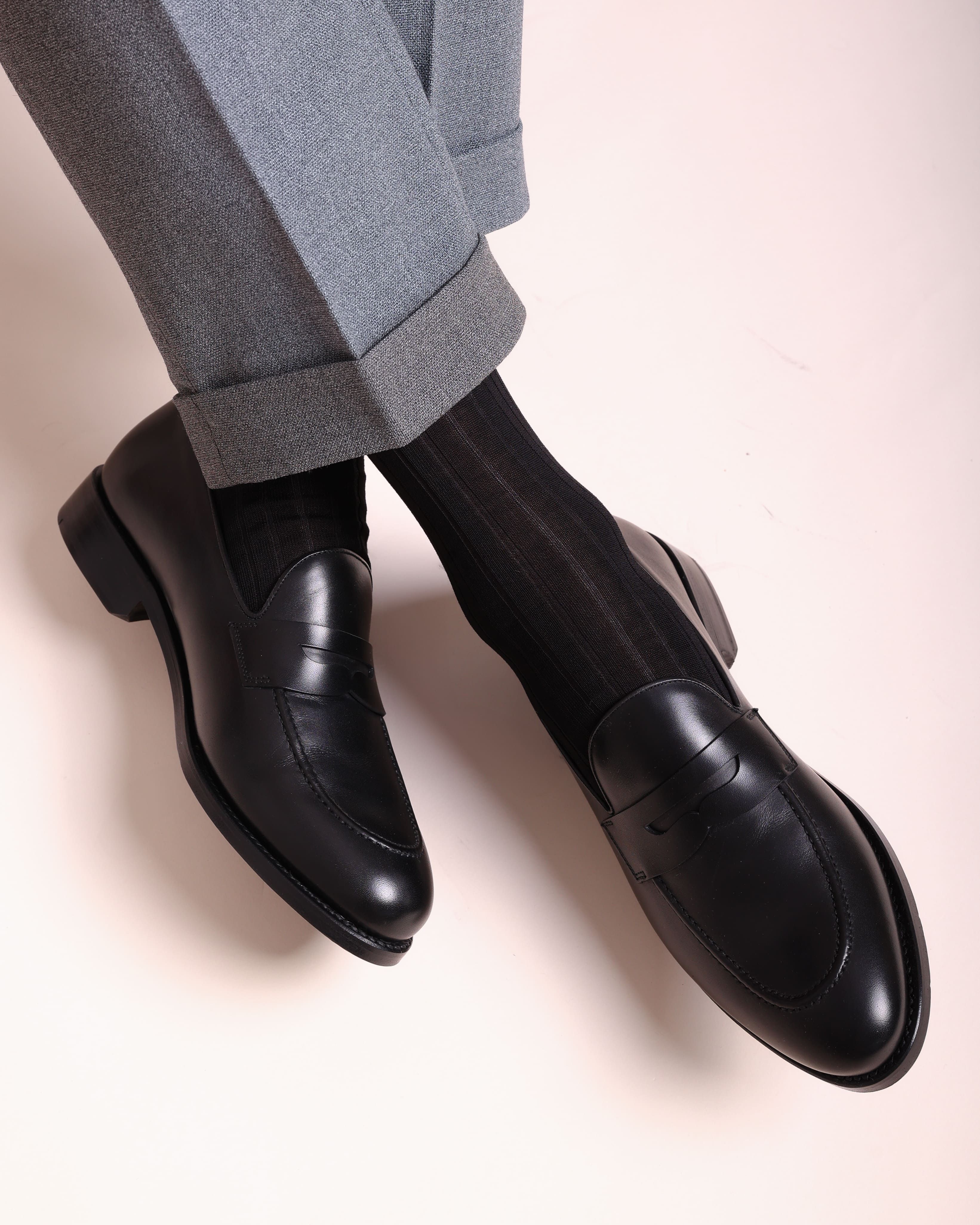 Socken in schwarz gerippt getragen