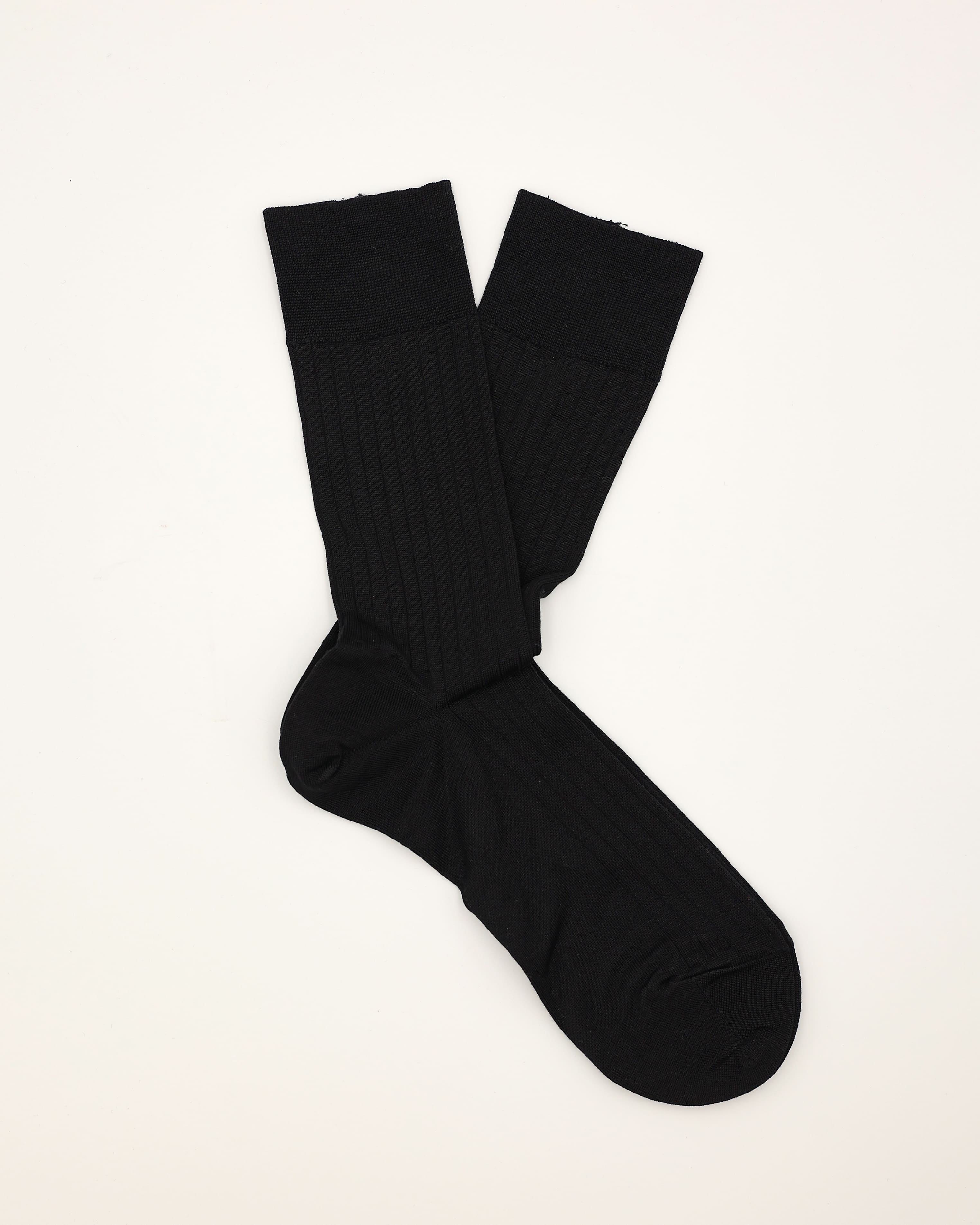 Socken in schwarz gerippt liegend