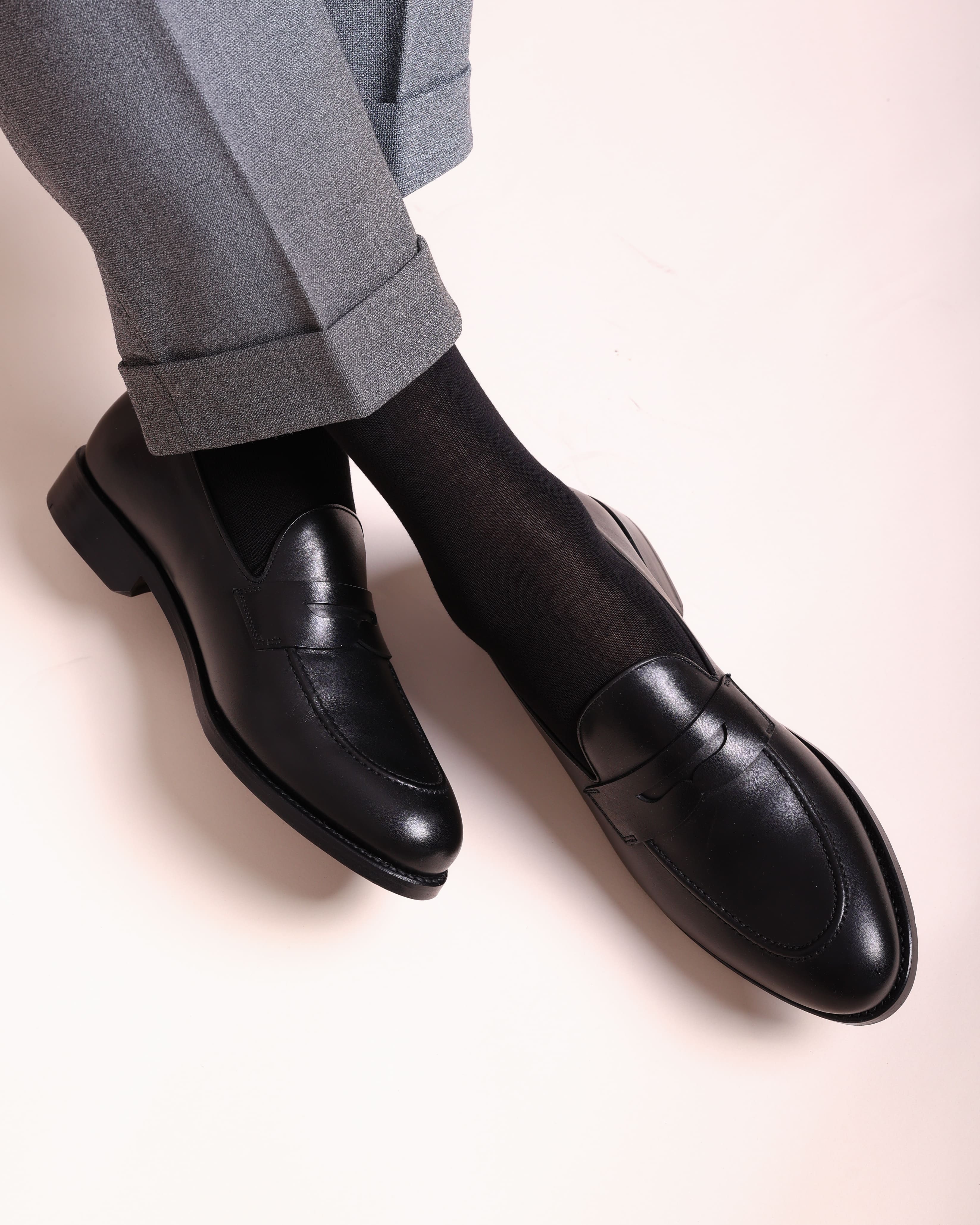 Socken in schwarz glatt getragen