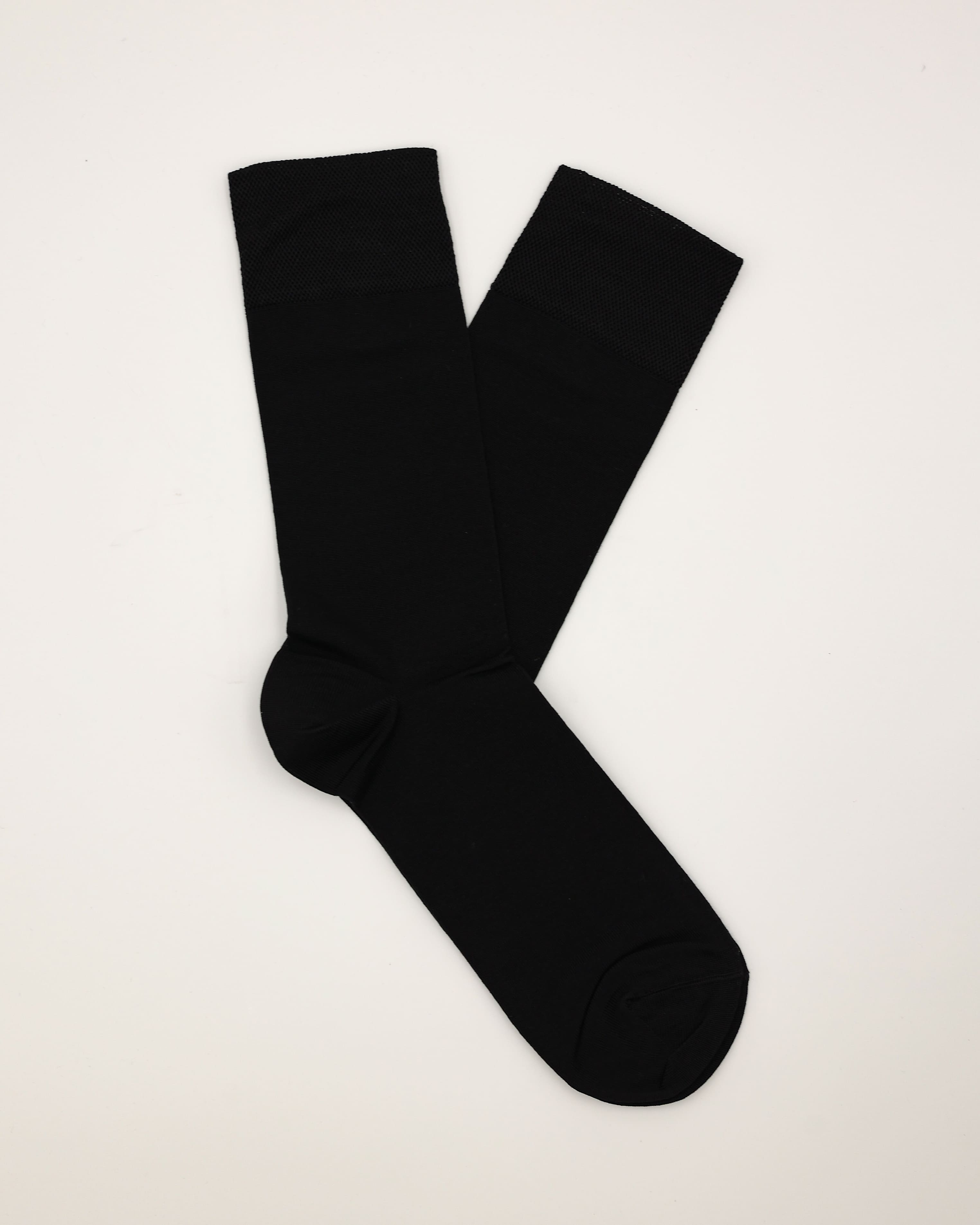 Socken in schwarz glatt liegend