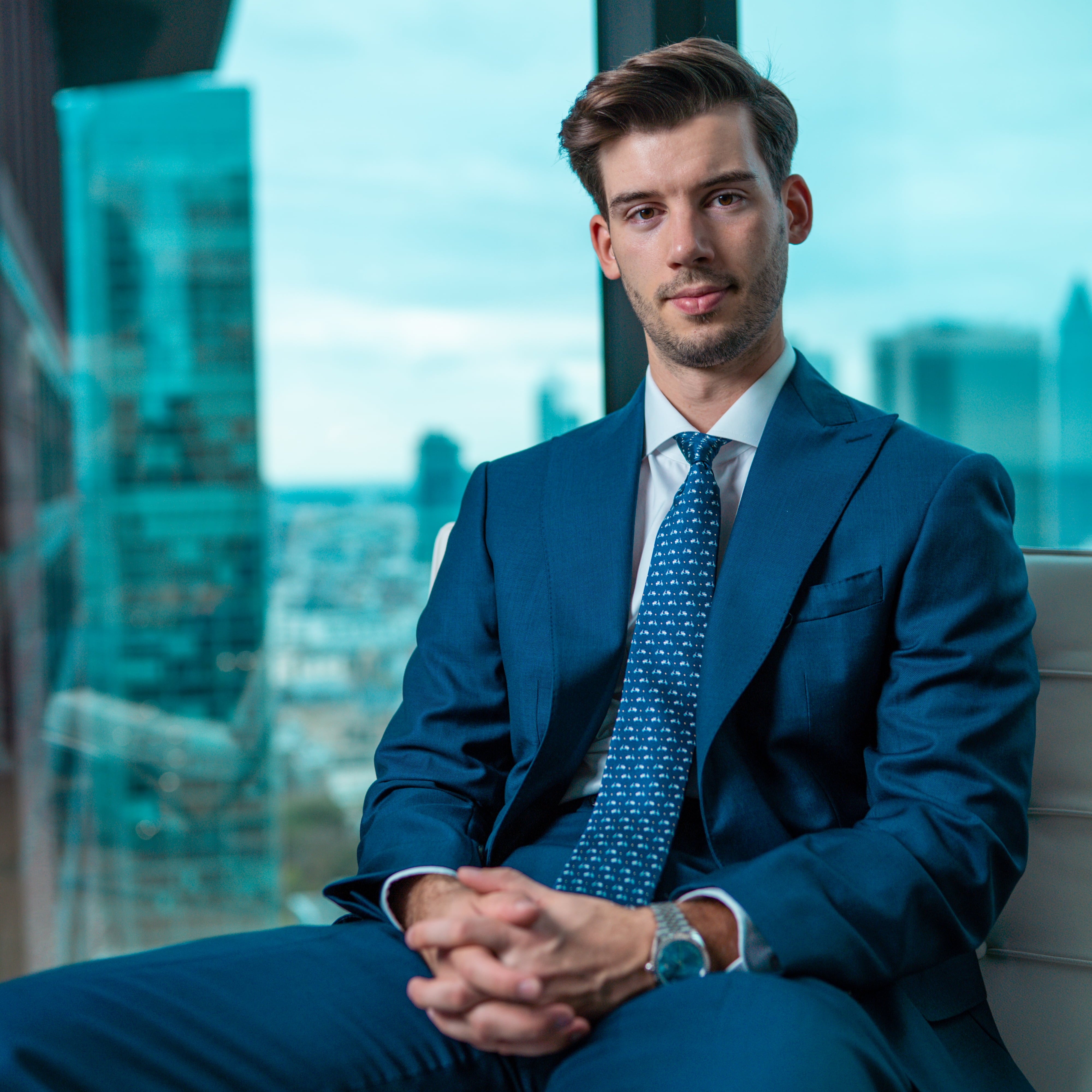 Kunde David Döbele im blauen Anzug von Rooks & Rocks