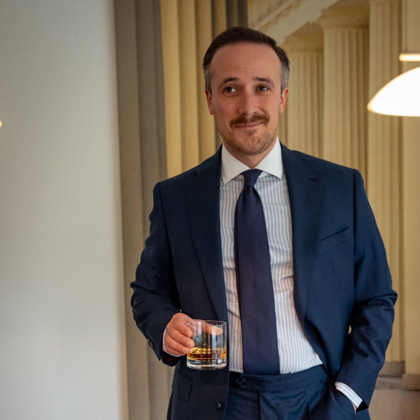 Kunde Joe Laschet im blauen Anzug von Rooks & Rocks