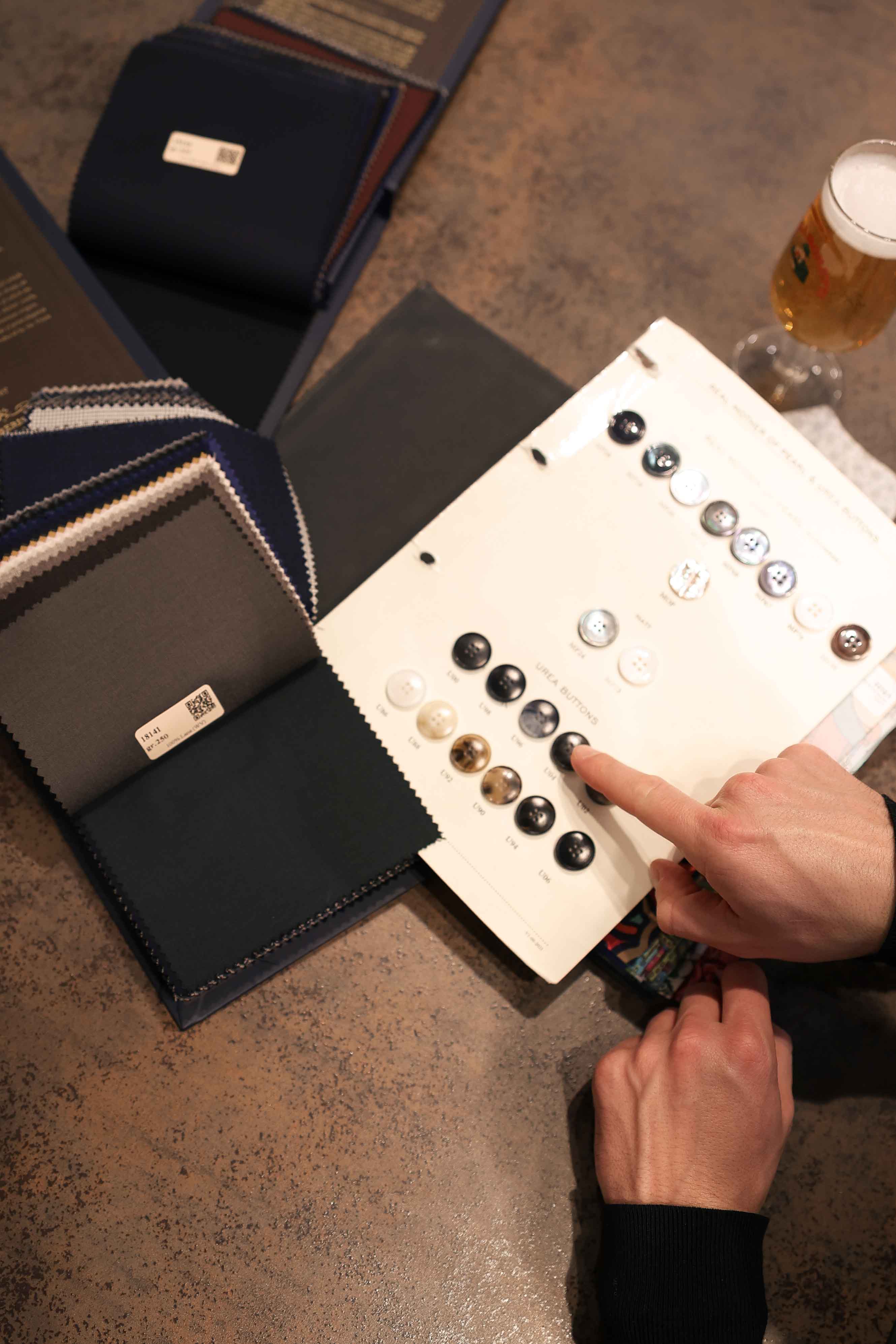 Auswahl des passenden Knopfes zum Hochzeitsanzug