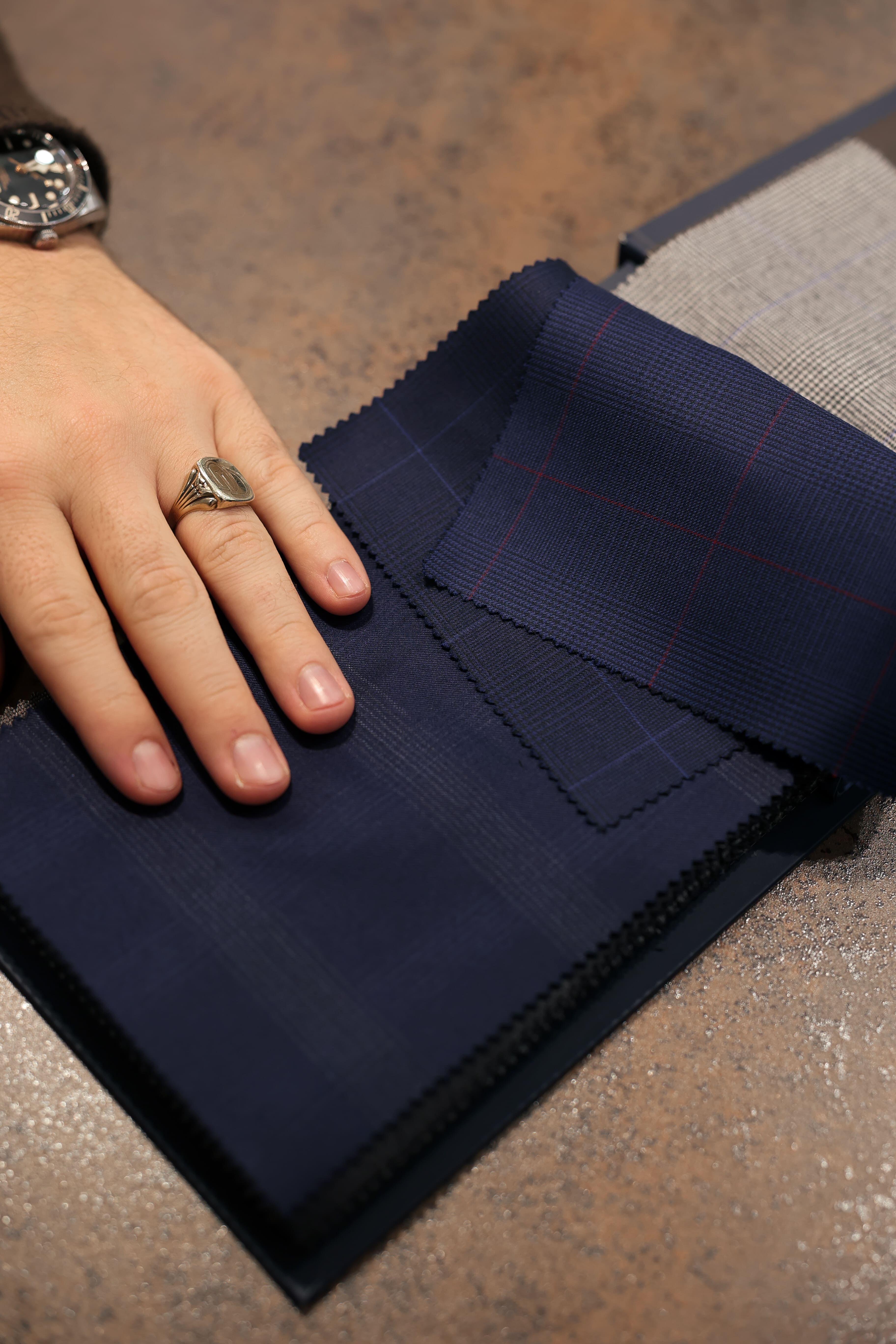 Stoffe werden dem Kunden zwecks Auswahl gezeigt