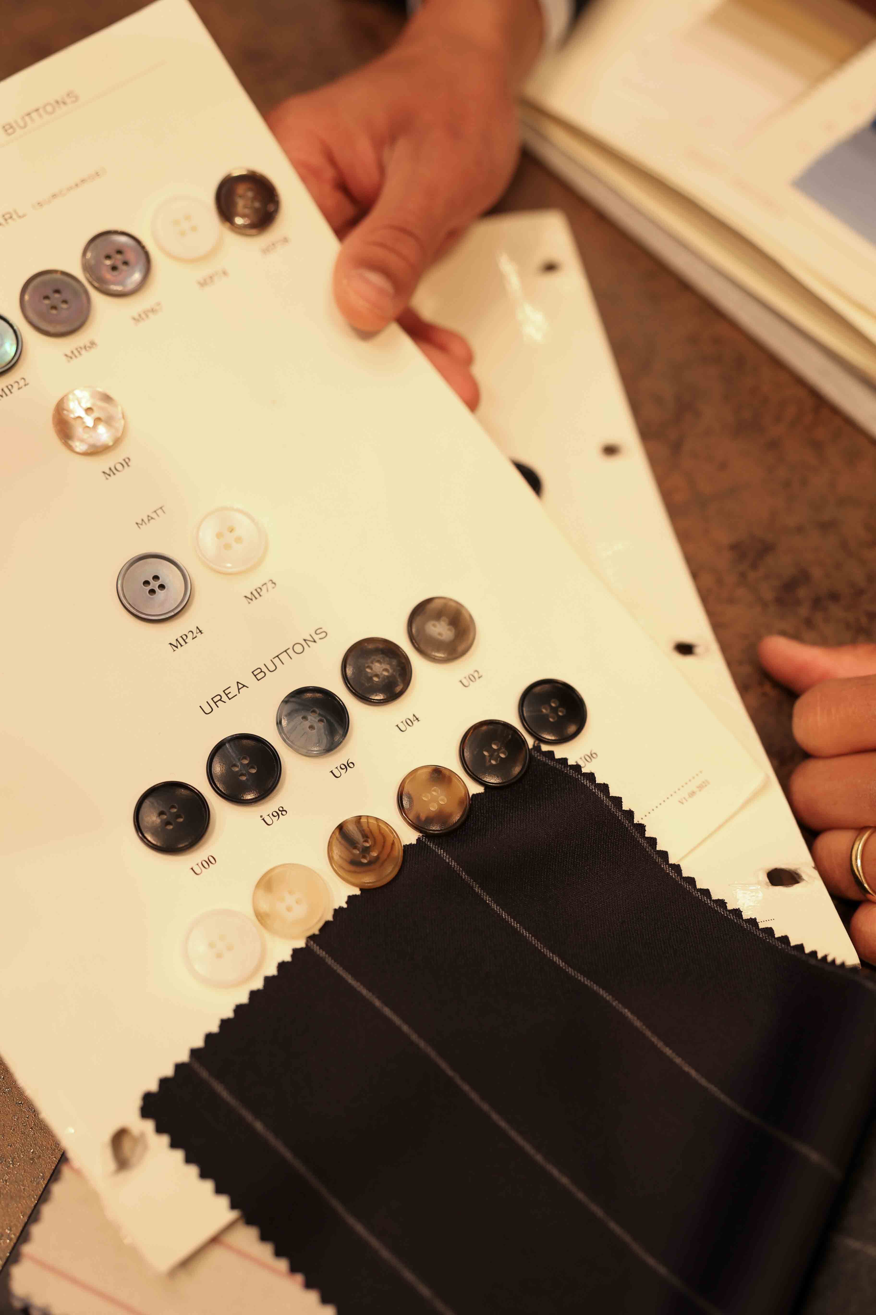 Auswahl der passenden Knöpfe zur Hose