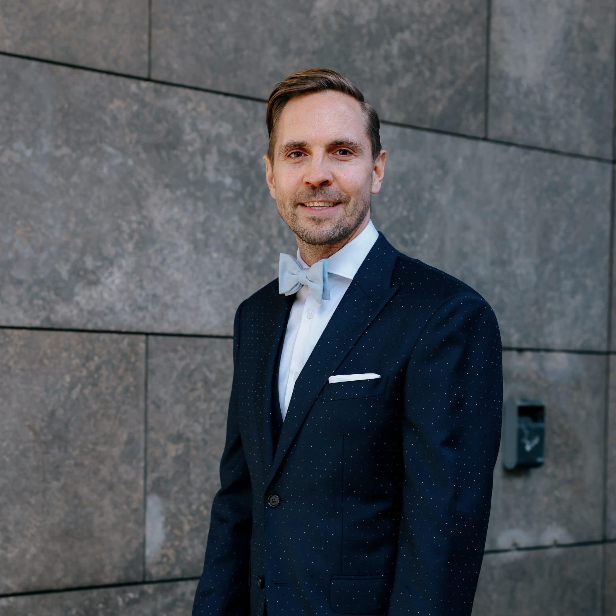 Kunde Bodo Behmer im blauen Hochzeitsanzug mit hellblauer Schleife