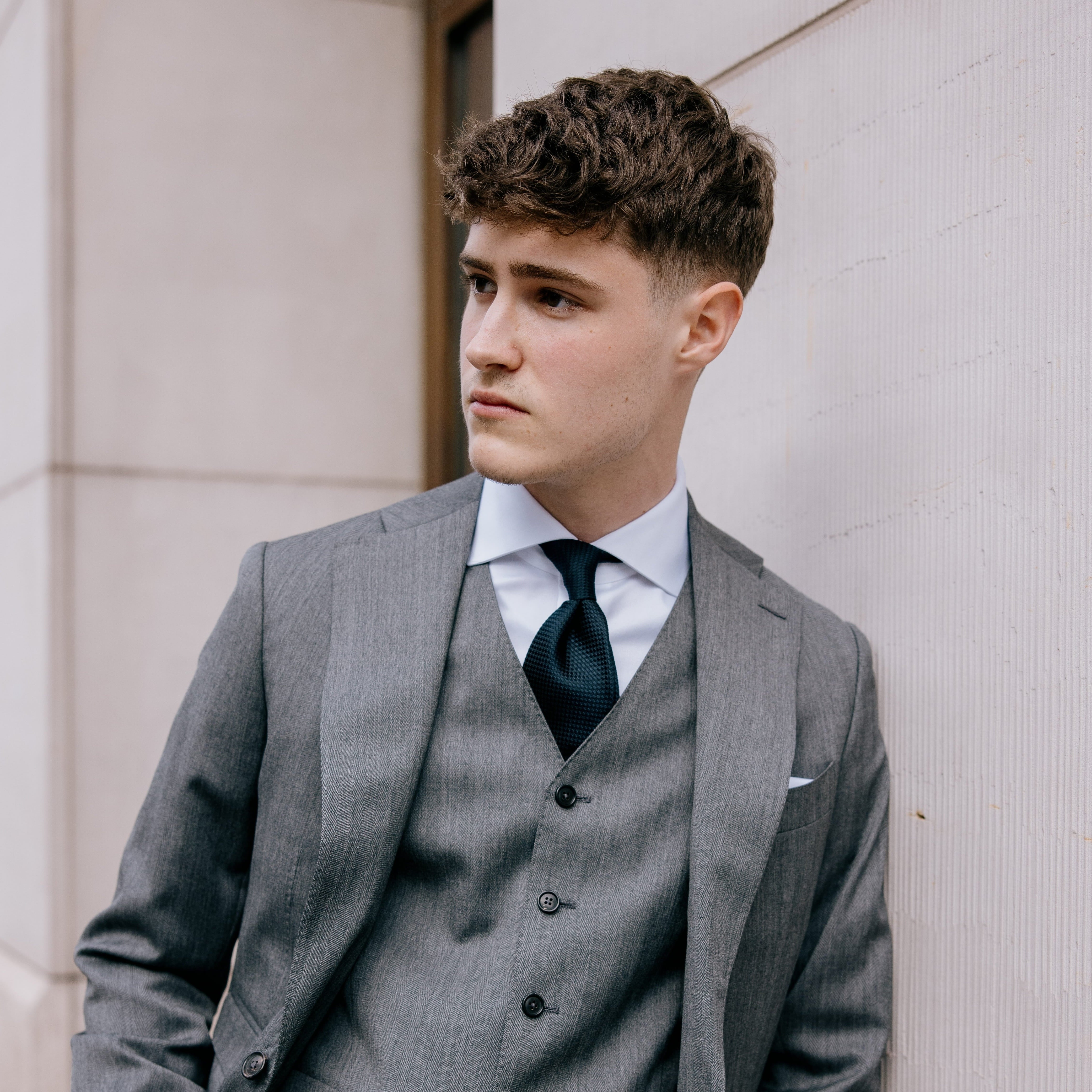 Kunde Carlo Burgert im grauen Dreiteiler und dunkelgrüner Krawatte für seinen Abiball