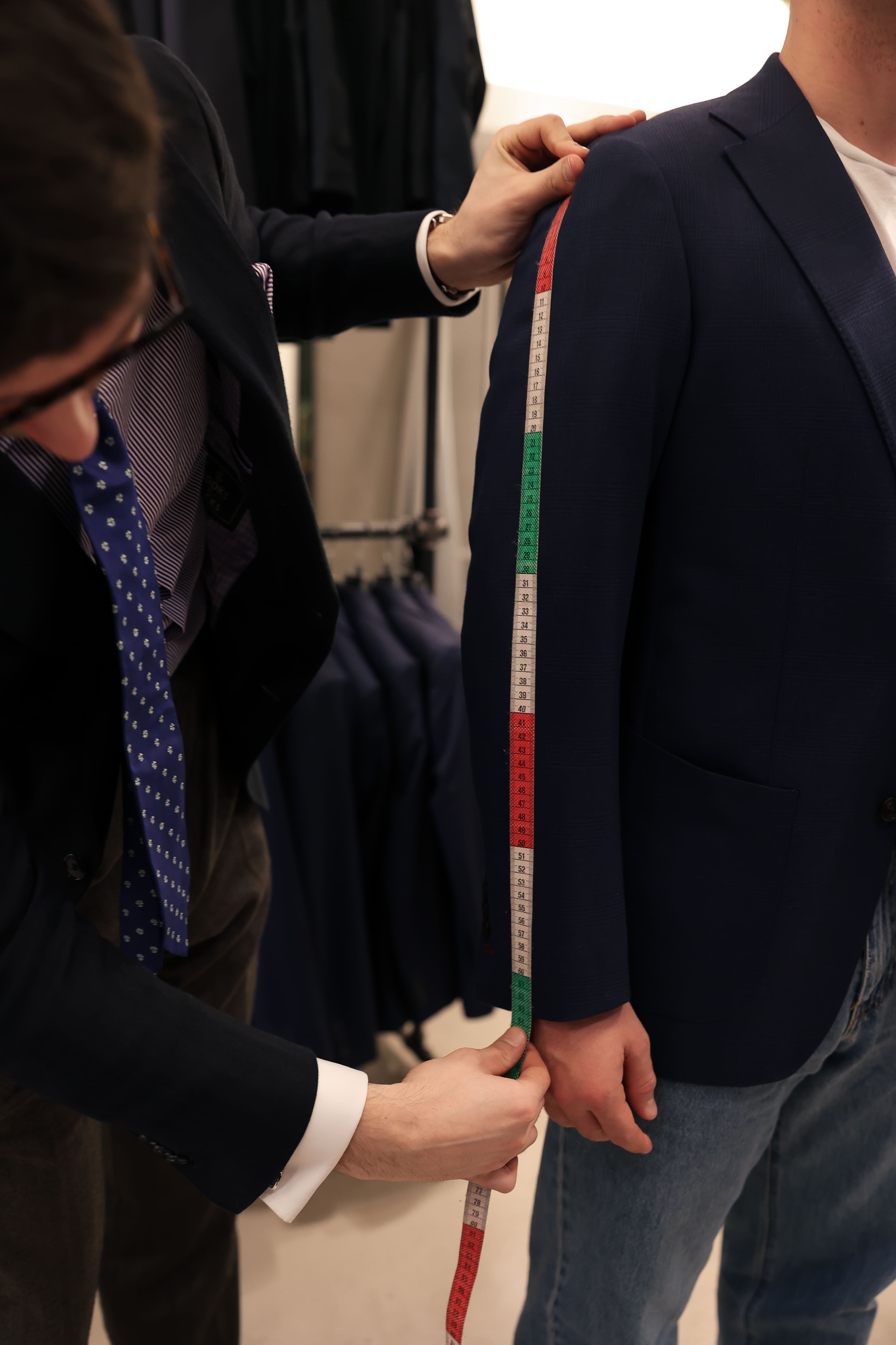 Ärmellänge des Kunden wird vermessen