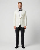 Mann im weißes Dinnerjacket mit schwarzer Hose von vorne abgebildet