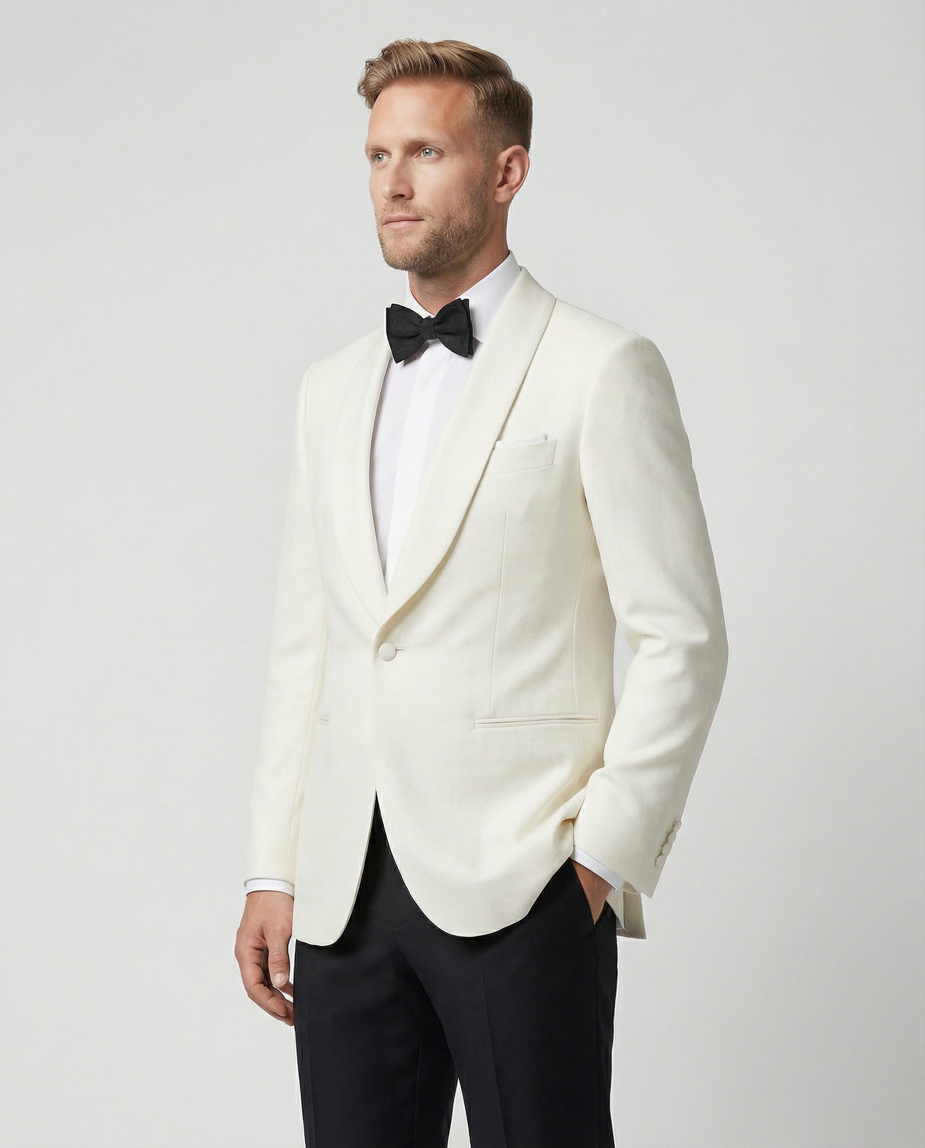 Mann im weißes Dinnerjacket mit schwarzer Hose als Nahaufnahme mit Hand in der Tasche