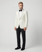 Mann im weißes Dinnerjacket mit schwarzer Hose seitlich gezeigt