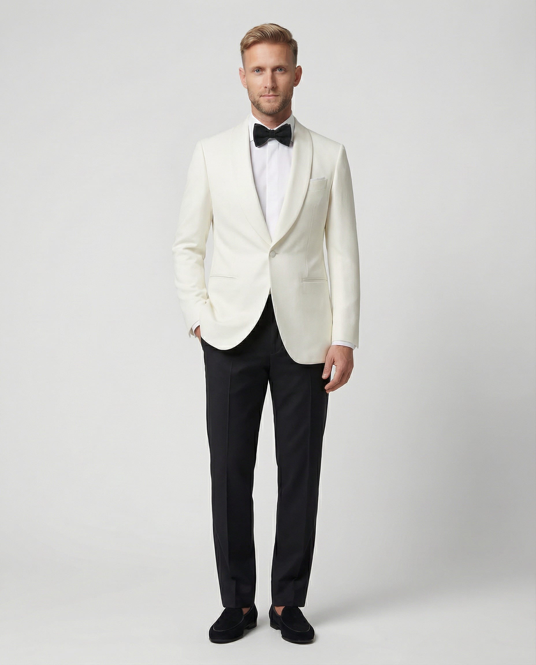 Mann im weißes Dinnerjacket mit schwarzer Hose von vorne gezeigt mit Hand in der Tasche