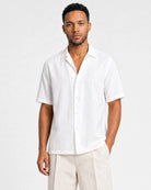 Weißes Leinen Kurzarmhemd Herren Oberkörper, Camp Collar offen, zu beiger Leinenhose, lässiger Sommer-Style