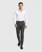 Weißes Maßhemd Herren Slim Fit mit grauer Anzughose und schwarzen Loafern, Ganzkörperansicht