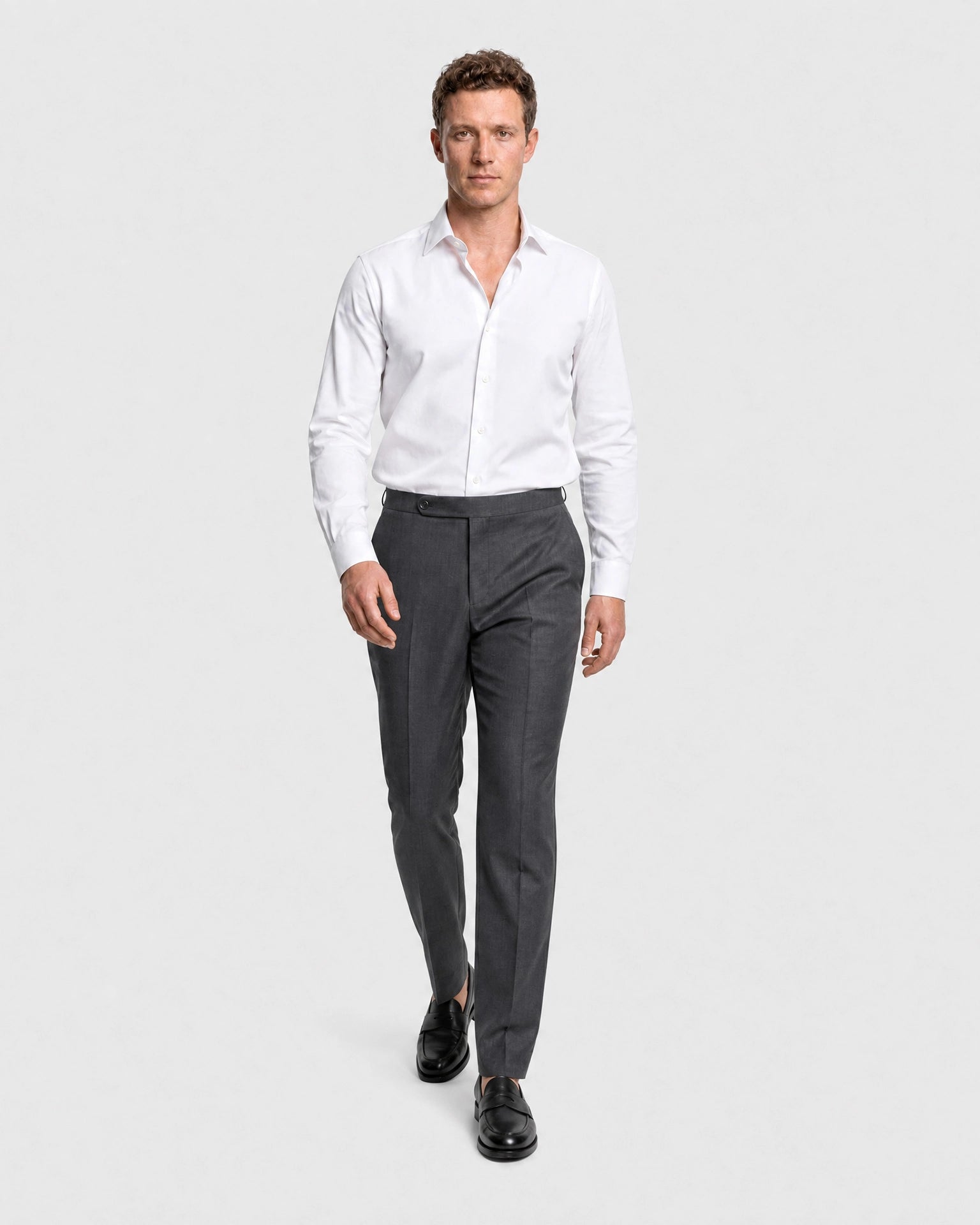 Weißes Maßhemd Herren Slim Fit mit grauer Anzughose und schwarzen Loafern, Ganzkörperansicht
