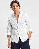 Weißes Seersucker Hemd Herren Dreiviertelansicht, offener Haifischkragen, Ärmel hochgekrempelt, navy Shorts, lässiger Sommerstil
