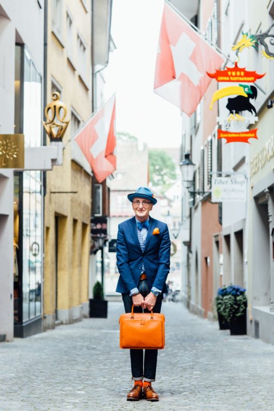 Günther Krabbenhöft mit orangefarbenen Accessoires