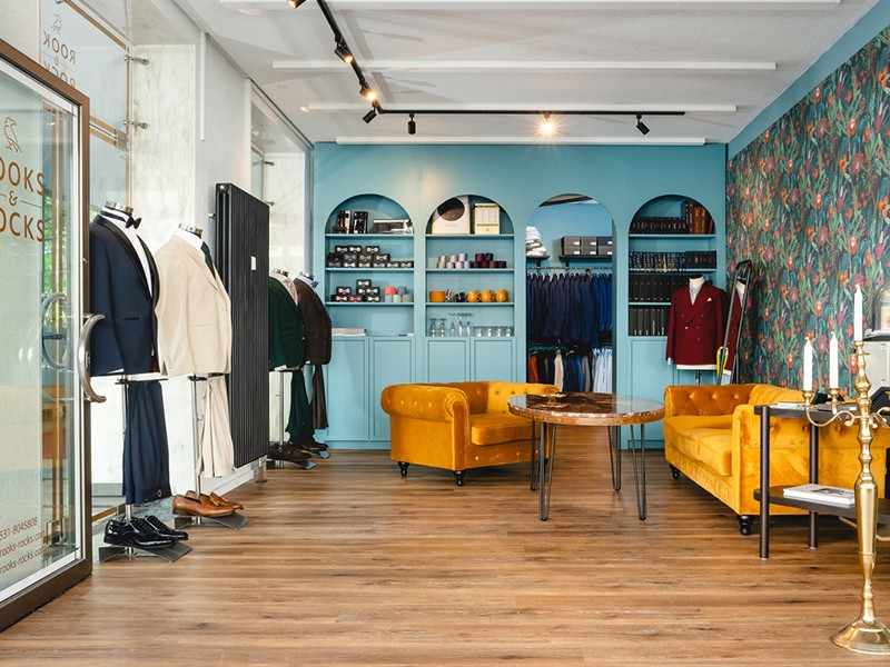 Blick auf die gelben Sofas in der Rooks & Rocks Filiale Konstanz